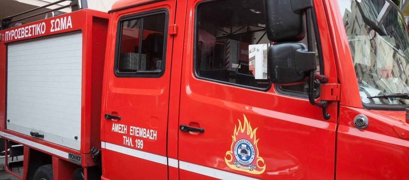 Ξέσπασε φωτιά στην Κόρινθο (βίντεο)